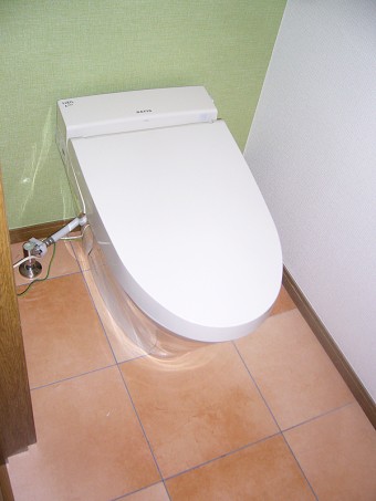 タンク付トイレからタンクレスへ サティスSに交換 タンク付トイレからタンクレスへ サティスSに交換